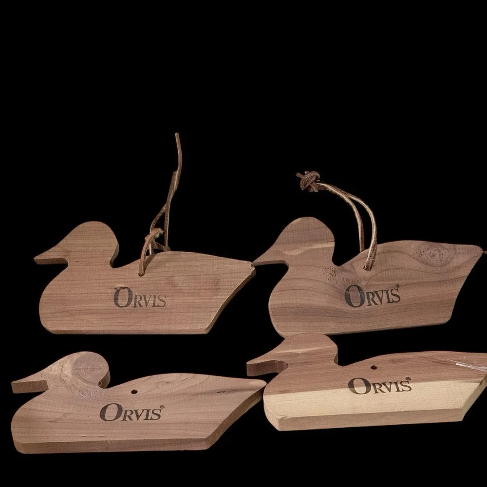 Lot Of 8 vintage Orvis Cedar Duck Bocks Hanging Closet‎ System Preowned